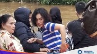 Ini Artis yang Rumahnya Kena Banjir dan Gaya Busananya