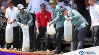 Di Rumah Terapung, Gubernur Nurdin Abdullah Lepas Ribuan Ikan Nila di Danau Tempe