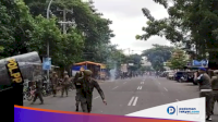 Tolak Penertiban, Satpol PP Diserang Dengan Batu dan Petasan di Stadion Mattoanging