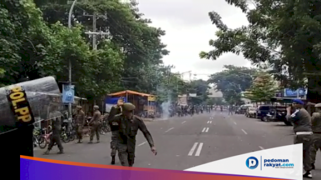 Tolak Penertiban, Satpol PP Diserang Dengan Batu dan Petasan di Stadion Mattoanging