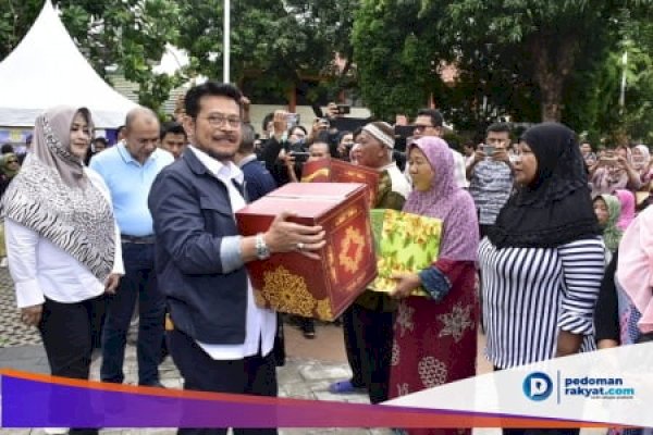 Mentan Syahrul YL Salurkan 10 Truk Bantuan di Lokasi Banjir Jakarta &#8211; Tangerang