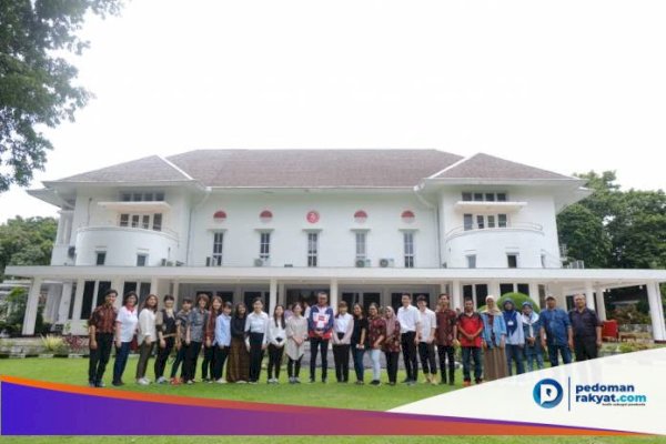 Mahasiswa Pertukaran Pelajar asal Jepang Lihat Pembuatan Kapal Pinisi