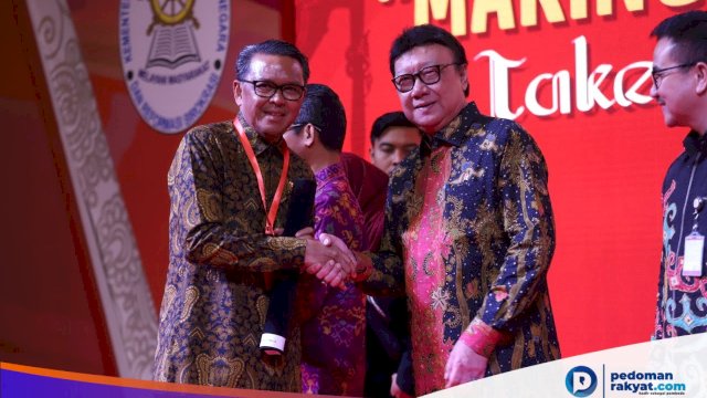 Gubernur Sulsel Dampingi MenPAN-RB Serahkan SAKIP Kabupaten Kota Peraih Penghargaan