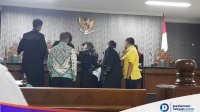 Bikin Malu Partai, Terdakwa Risman Pasigai Pakai Atribut Golkar di Persidangan