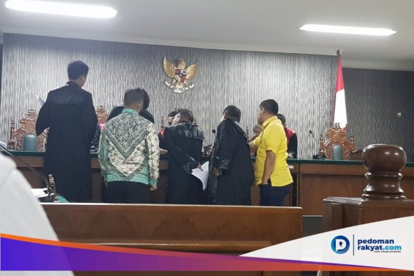 Bikin Malu Partai, Terdakwa Risman Pasigai Pakai Atribut Golkar di Persidangan