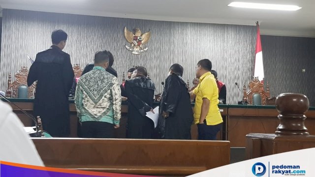 Jubir Golkar Sulsel Minta Risman Pasigai memakai baju Partai Golkar di persidangan. (ist)