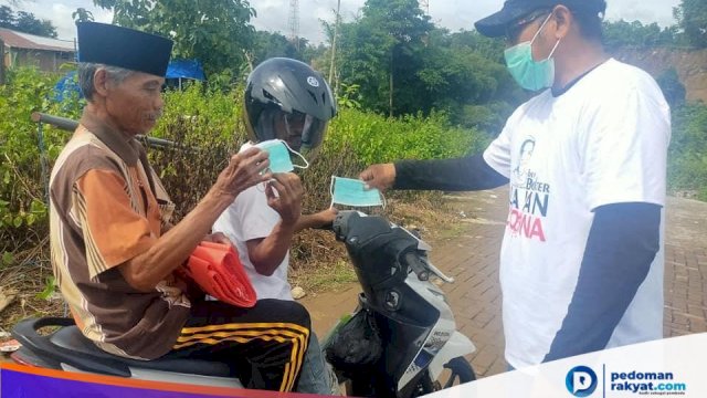 Bantu Pemerintah Atasi Covid-19, Hasnah Syam Bagikan Masker di Tempat Umum