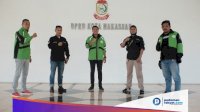 Wakil Ketua DPRD Makassar Nurhaldin NH Bagi Ratusan Paket Makanan di Pinggir Jalan