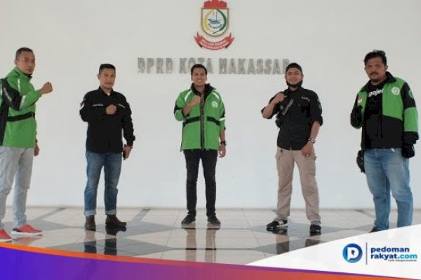 Wakil Ketua DPRD Makassar Nurhaldin NH Bagi Ratusan Paket Makanan di Pinggir Jalan