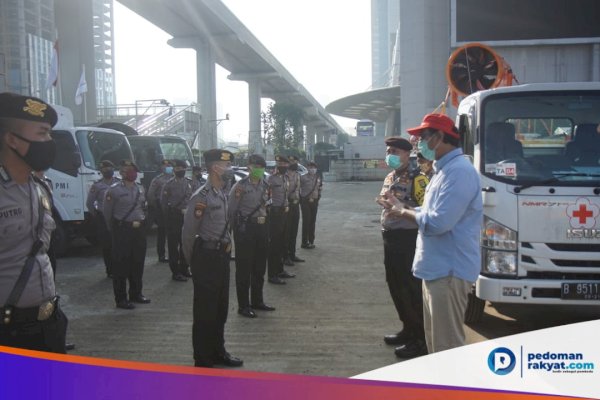 Operasi Penyemprotan Desinfektan PMI Diperkuat Samapta Polda Metro Jaya