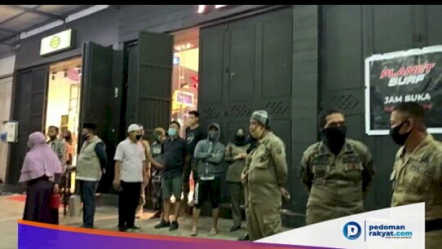 Suasana di depan outlet Planet Surf di Kota Parepare.