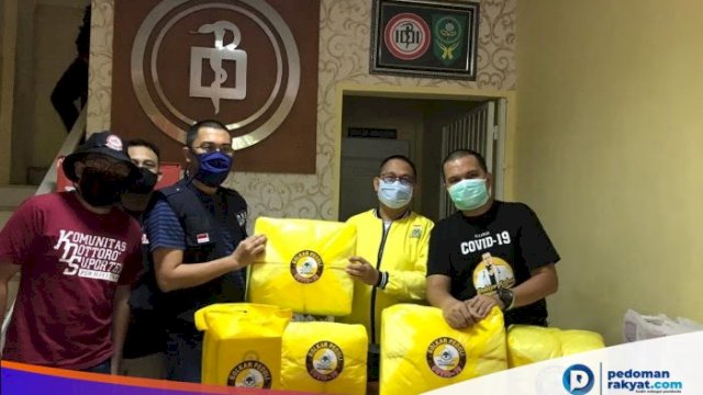 Golkar Makassar Bagikan APD kepada Para Tim Medis