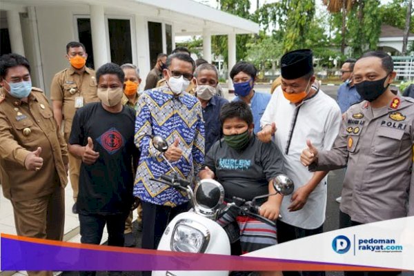 “Rizal Ini Adalah Juga Masa Depan Bangsa Kita” Gubernur Nurdin ke Penjual Jalangkote
