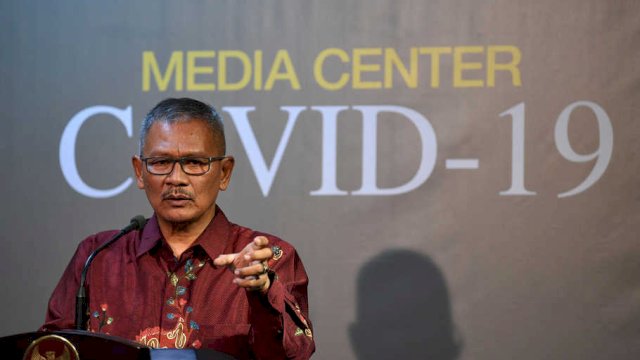 Juru bicara pemerintah untuk penanganan COVID-19 Achmad Yurianto memberikan keterangan pers di Kantor Presiden, Jakarta, Rabu (11/3/2020). Pemerintah menyatakan hingga Rabu (11/3) sore pasien positif COVID-19 di Indonesia bertambah dari 27 menjadi 34. ANTARA FOTO/Sigid Kurniawan/ama.