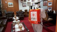 PMI Semprot Disinfektan Kantor Pemerintahan, Layanan Publik hingga Bank