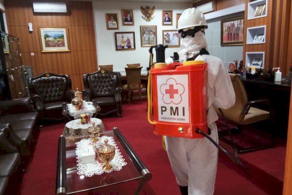 PMI Semprot Disinfektan Kantor Pemerintahan, Layanan Publik hingga Bank