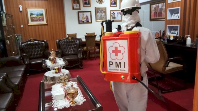 PMI Semprot Disinfektan Kantor Pemerintahan, Layanan Publik hingga Bank