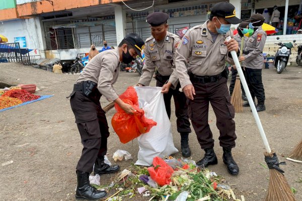 Kerja Bakti di Pasar, Cara Polres Gowa Peringati Hari Bhayangkara ke 74