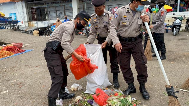 Kerja Bakti di Pasar, Cara Polres Gowa Peringati Hari Bhayangkara ke 74