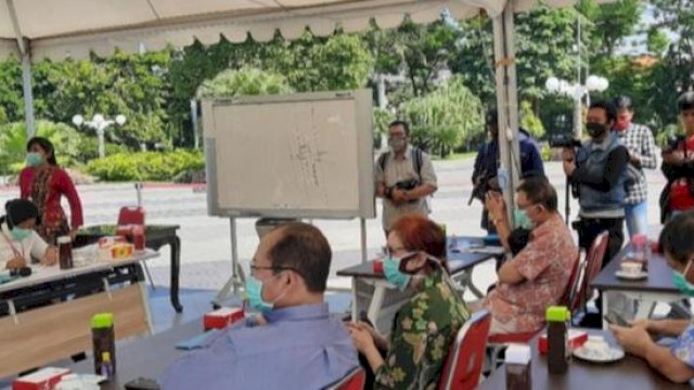 Wali Kota Surabaya Risma Sujud Dua Kali hingga Menangis di Depan Para Dokter
