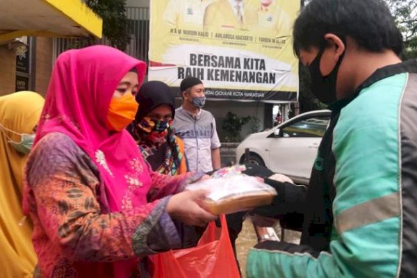 Legislator Golkar Makassar Berbagi Makanan Berbuka ke Ojol dan Pengemis