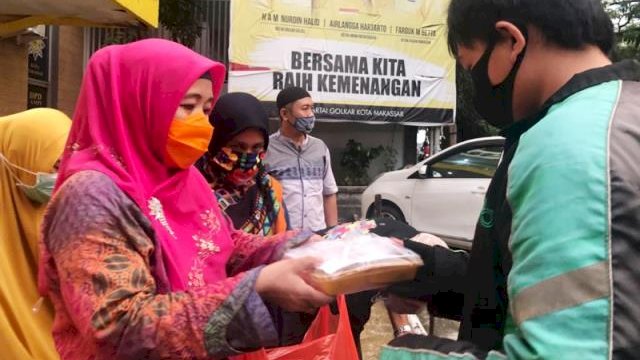 Legislator Golkar Makassar Berbagi Makanan Berbuka ke Ojol dan Pengemis