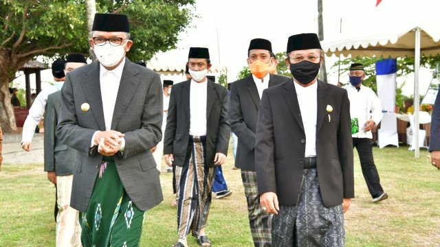 Gubernur Nurdin Wakili Presiden Jokowi Serahkan Sapi Kurban di Jeneponto