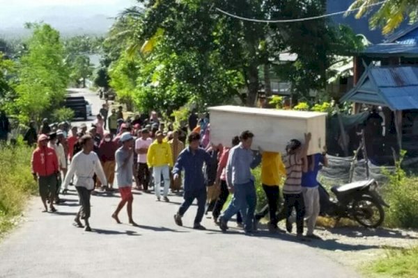 Detik-detik Keluarga Paksa Bongkar Peti Jenazah Covid-19 yang Hendak Dimakamkan