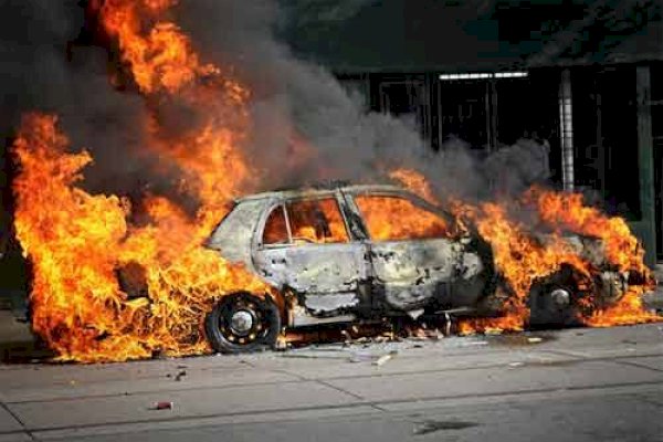 Mobil Pedagang Masker Hangus Terbakar