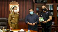 Pemkot Makassar Terima 5.000 Botol Minyak Kayu Putih dari Satgas Unhas