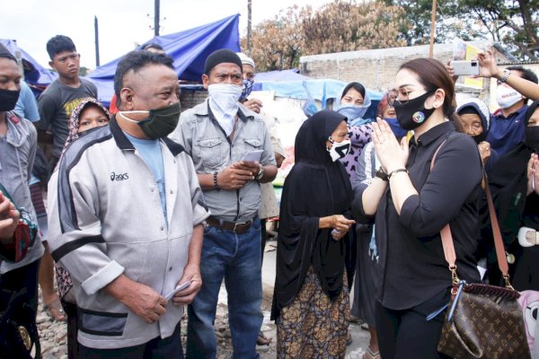 Debbie Rusdin Kunjungi Korban Kebakaran di Maccini, Beri Santunan Setiap KK