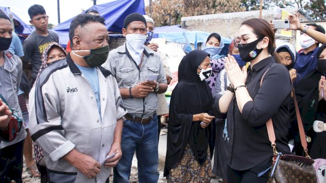 Debbie Rusdin Kunjungi Korban Kebakaran di Maccini, Beri Santunan Setiap KK