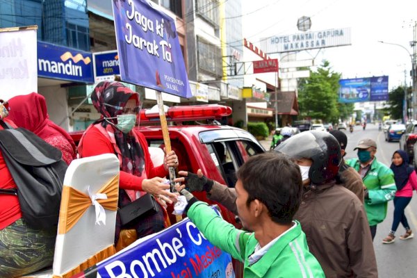 Istri Gubernur Nurdin Bareng Perseroda Sulsel Keliling Sosialisasi dan Bagi Masker