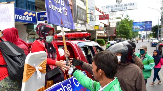 Istri Gubernur Nurdin Bareng Perseroda Sulsel Keliling Sosialisasi dan Bagi Masker