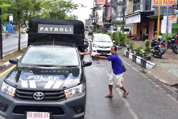 Bawa Pengeras Suara, Istri Gubernur Nurdin Keliling Bagi-bagi Masker