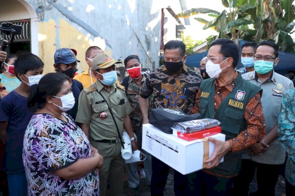 Rasa Keprihatinan Prof Rudy saat Temui Korban Kebakaran di Jalan Nuri