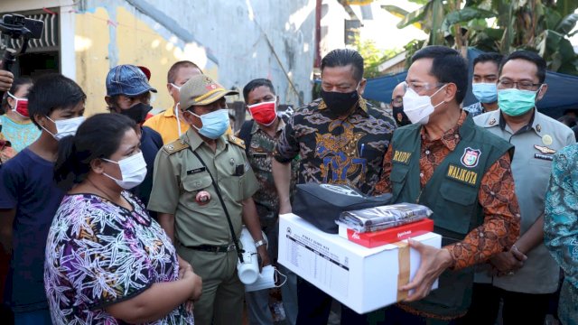 Rasa Keprihatinan Prof Rudy saat Temui Korban Kebakaran di Jalan Nuri