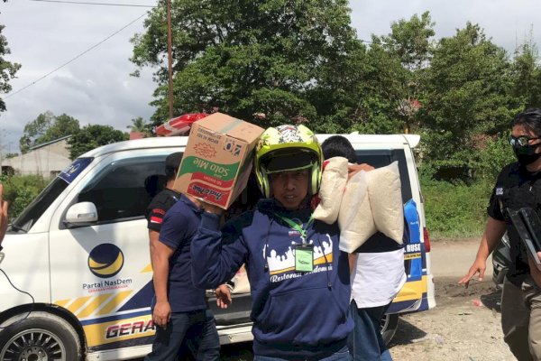 Apa Adanya, Syaharuddin Alrif Pikul Beras Saat Kunjungi Korban Banjir di Masamba