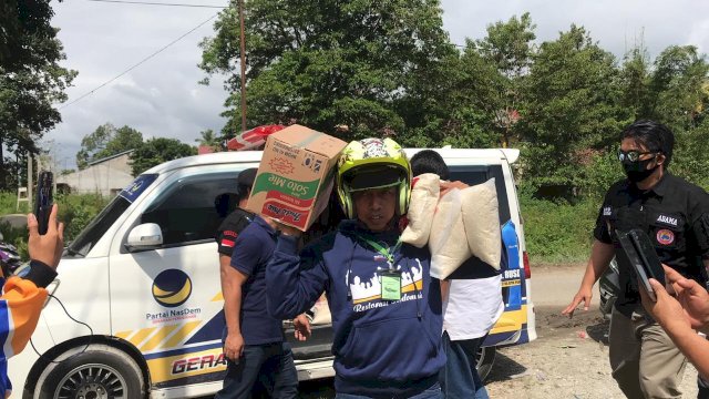 Apa Adanya, Syaharuddin Alrif Pikul Beras Saat Kunjungi Korban Banjir di Masamba