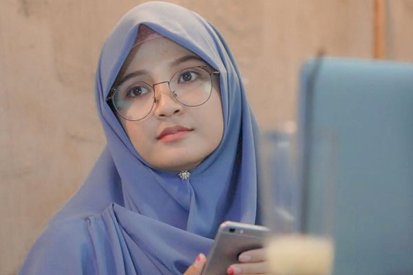 Mengenal Mahasiswi Cantik Arvi, Jubir Pasangan None-Zunnun