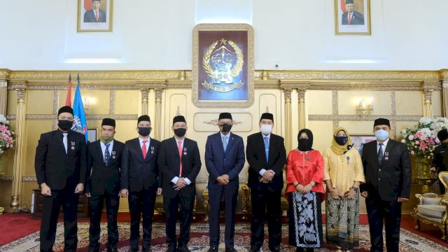 Gubernur Nurdin Wakili Jokowi Beri Tanda Kehormatan Sayta Lencana ke PNS Pemprov