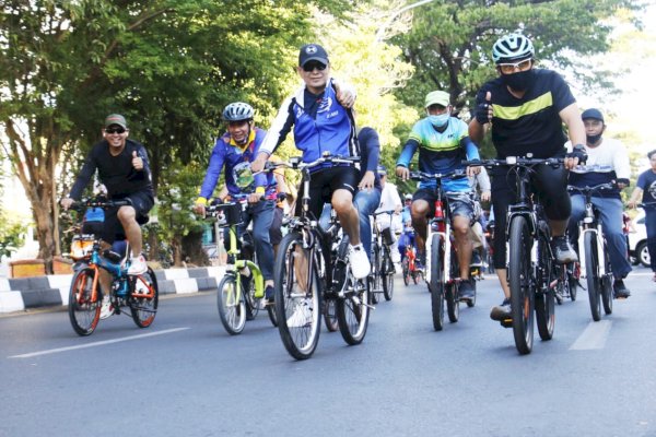 Gowes Kebaikan, Rusdin Abdullah-Assapeda Adama Sambangi dan Bantu Korban Kebakaran di Pannampu