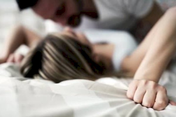 Rutin Berhubungan Badan Menunda Menopause