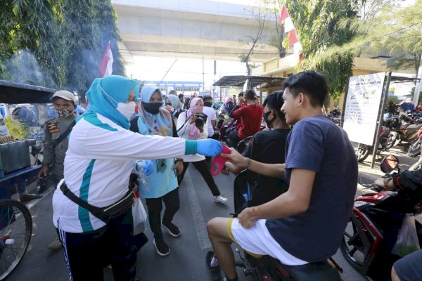 Cegah Covid 19, Ketua TP PKK Makassar Turun Langsung Bagikan 800 Masker