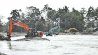 19 Alat Berat Keruk Sungai di Masamba