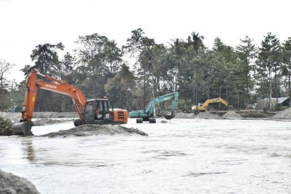 19 Alat Berat Keruk Sungai di Masamba