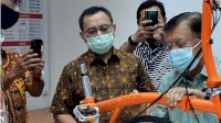 JK dan Sandiaga Uno Tandatangani Sepeda Brompton untuk Galang Dana