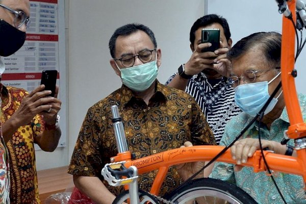 JK dan Sandiaga Uno Tandatangani Sepeda Brompton untuk Galang Dana