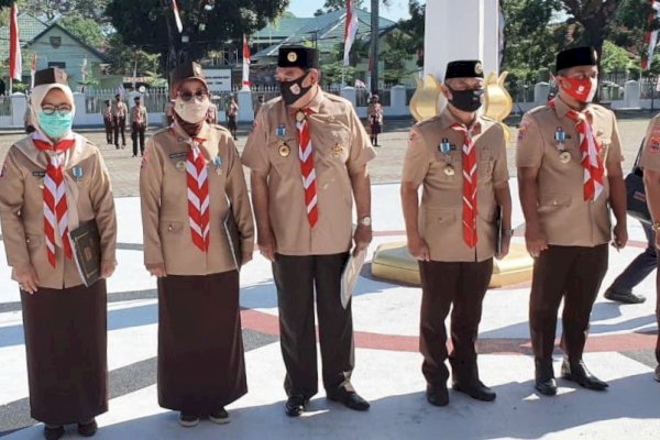 Rektor Prof Dwia dan Dekan Hukum Unhas Dianugerahi Lencana Pancawarsa V dari Pramuka