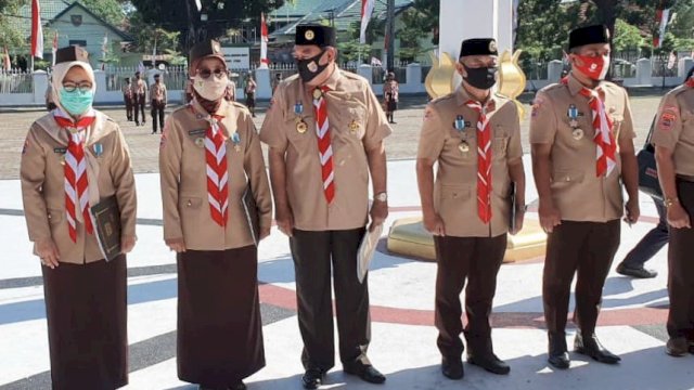 Rektor Prof Dwia dan Dekan Hukum Unhas Dianugerahi Lencana Pancawarsa V dari Pramuka
